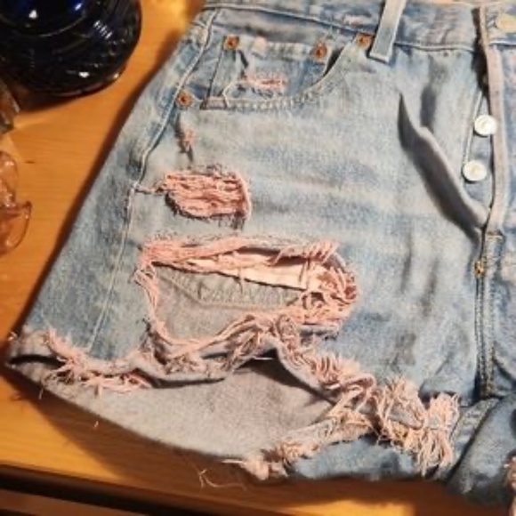 501 Levi's Shorts size 29 pink distressed - Picture 3 of 8